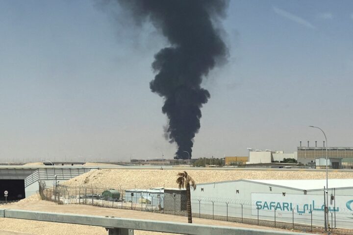 Colonna di fumo nero vicino all’aeroporto di Riyad, Arabia Saudita, allerta revocata dopo possibile pericolo