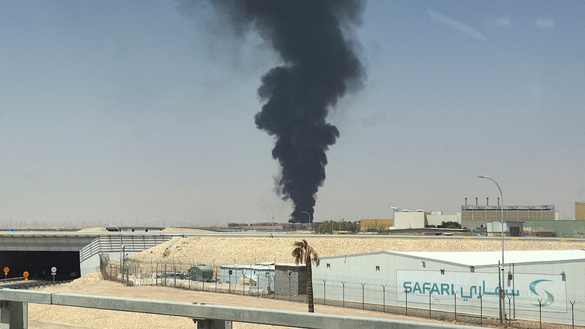 Colonna di fumo nero vicino all’aeroporto di Riyad, Arabia Saudita, allerta revocata dopo possibile pericolo