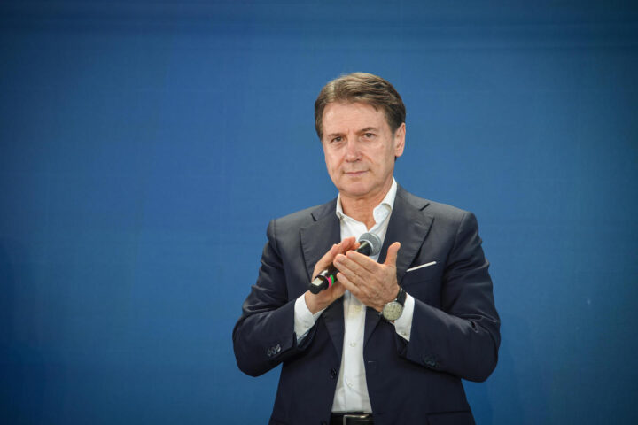 Conte chiude la tre giorni del M5S a Milano: «No all'invio di armi a Kiev, lavoriamo per la pace»