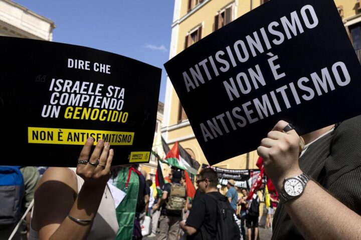 Cortei in tutta Italia contro il ddl sull'antisemitismo: tensioni e bandiere di Hamas in piazza