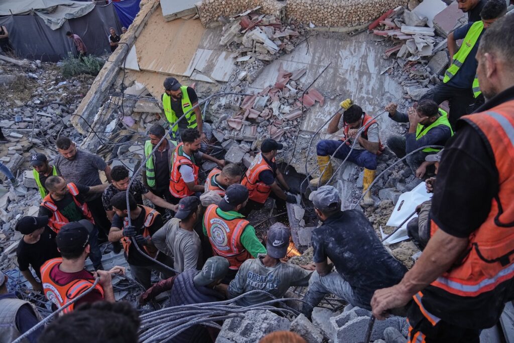 Crollo di un palazzo a Gaza: 16 morti e quasi 100 dispersi