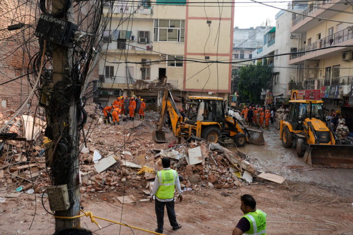 Crollo di un palazzo a New Delhi: sei morti e ricerche in corso per possibili dispersi