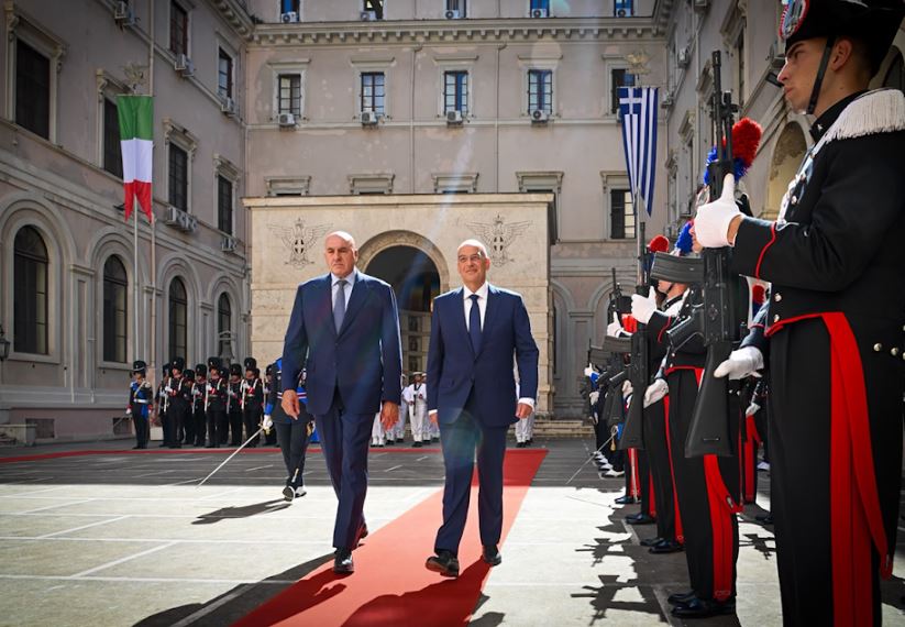 Crosetto incontra Dendias a Roma per avviare dialogo sulla difesa e sicurezza europea