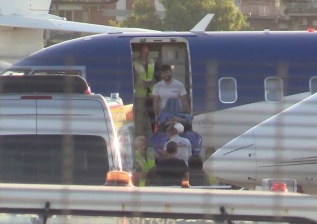 Di Battista atterra a Ciampino e viene trasferito in barella al Gemelli di Roma