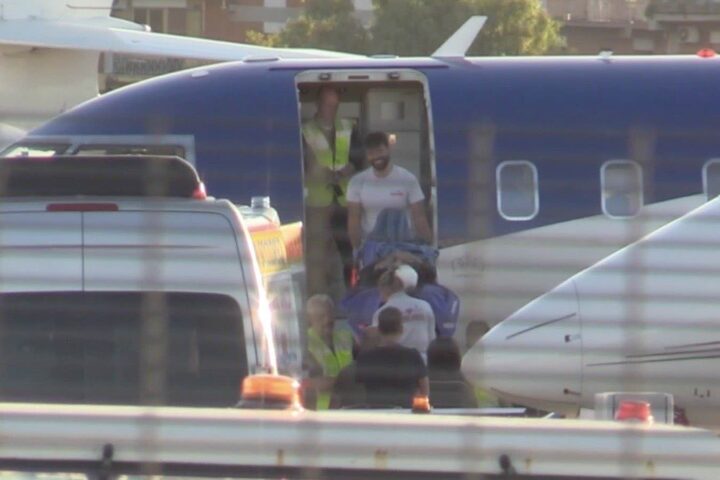 Di Battista atterra a Ciampino e viene trasferito in barella al Gemelli di Roma