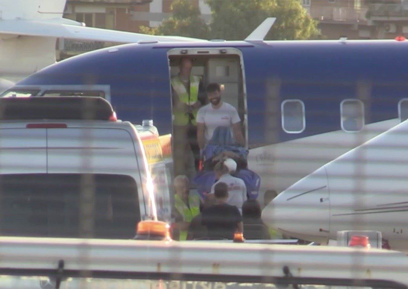 Di Battista atterra a Ciampino e viene trasferito in barella al Gemelli di Roma