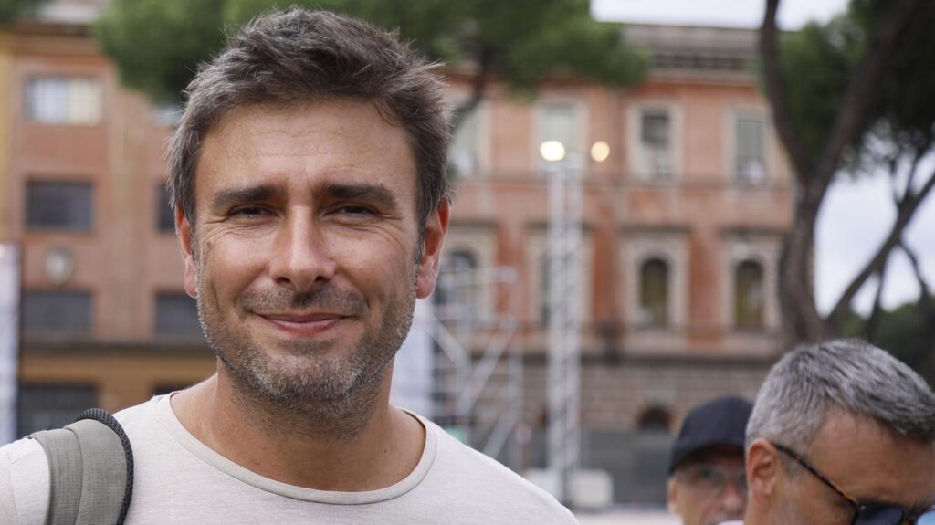 Di Battista rientra in Italia giovedì con un volo sanitario da Cuba