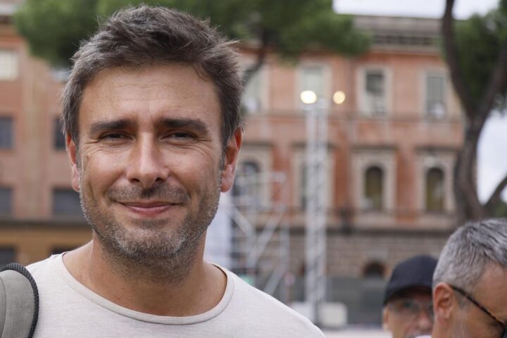 Di Battista rientra in Italia giovedì con un volo sanitario da Cuba