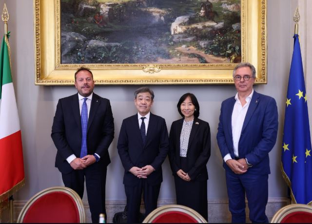 Dieci senatori giapponesi incontrano la Camera dei Deputati per rafforzare le relazioni bilaterali