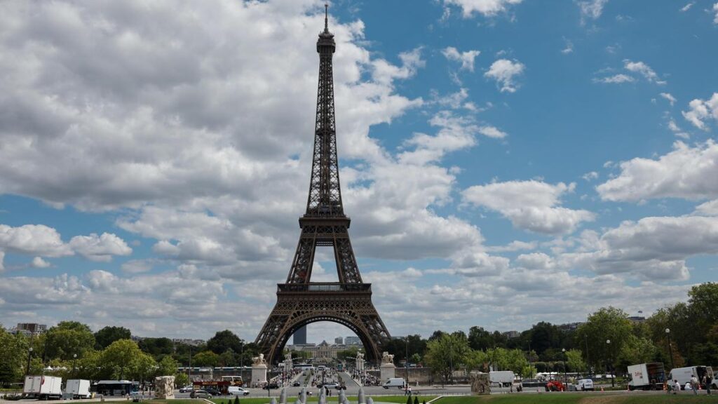 Dimissioni del Ceo della Torre Eiffel dopo la visita dell'organizzazione induista Bochasanwasi Akshar Purushottam Swaminarayan Sanstha