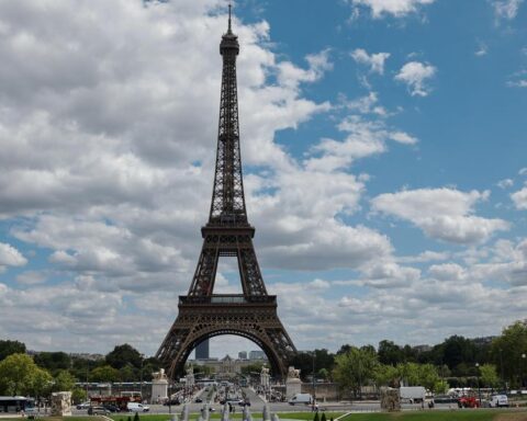 Dimissioni del Ceo della Torre Eiffel dopo la visita dell'organizzazione induista Bochasanwasi Akshar Purushottam Swaminarayan Sanstha