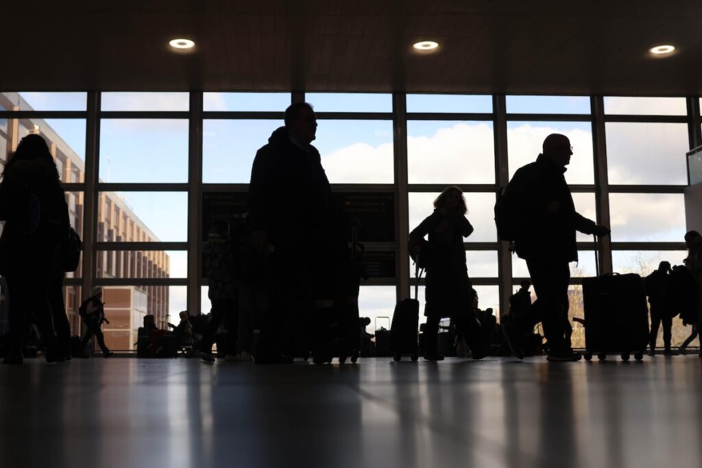 Disagi aerei nel Regno Unito: cancellati 2mila voli tra martedì e mercoledì per problemi tecnici