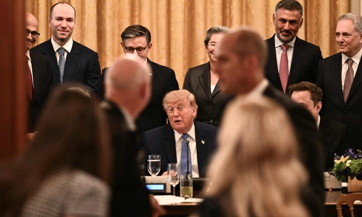 Donald Trump propone di rinominare l'intelligenza artificiale come «superintelligenza» durante un incontro alla Casa Bianca