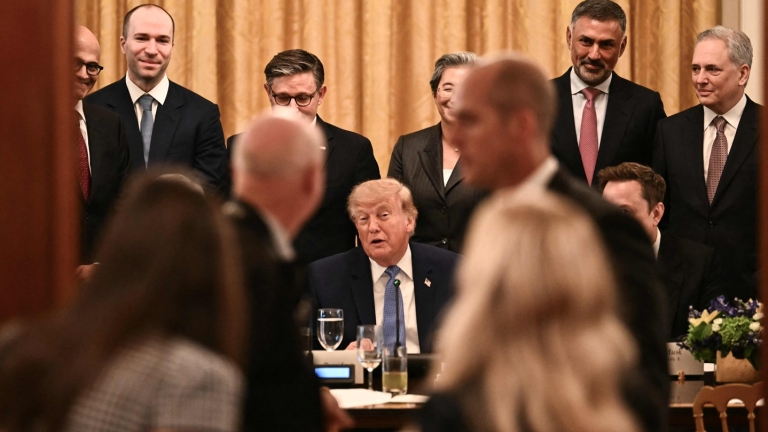 Donald Trump propone di rinominare l'intelligenza artificiale come «superintelligenza» durante un incontro alla Casa Bianca
