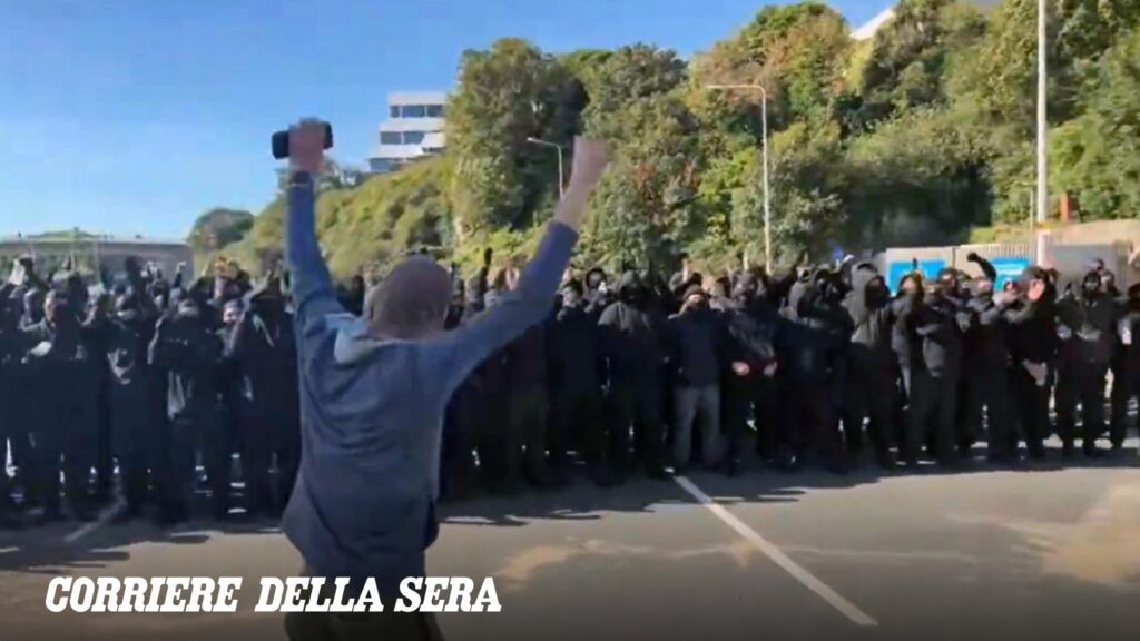 Dover, decine di uomini mascherati bloccano il porto contro i migranti