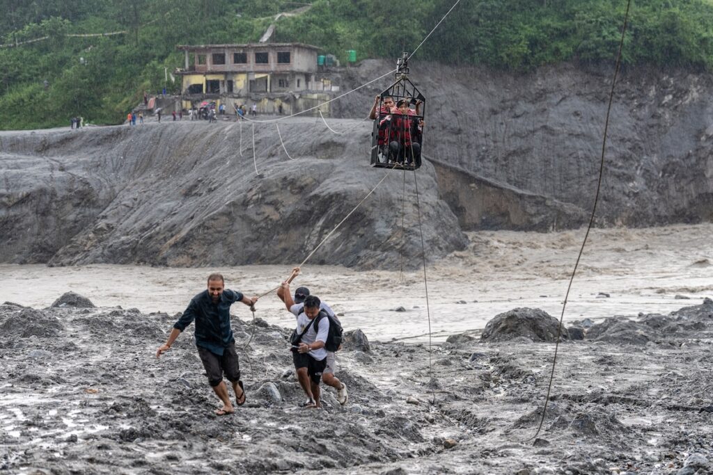 Due lavoratori estratti vivi da un tunnel in Nepal dopo nove giorni dall'esondazione