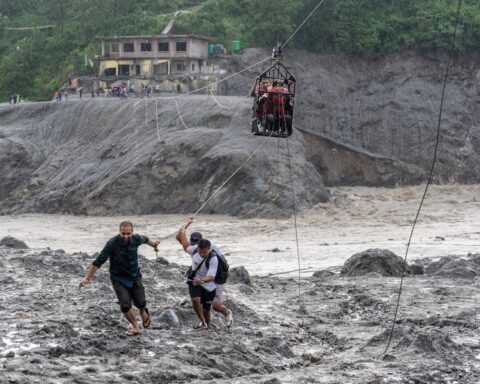 Due lavoratori estratti vivi da un tunnel in Nepal dopo nove giorni dall'esondazione