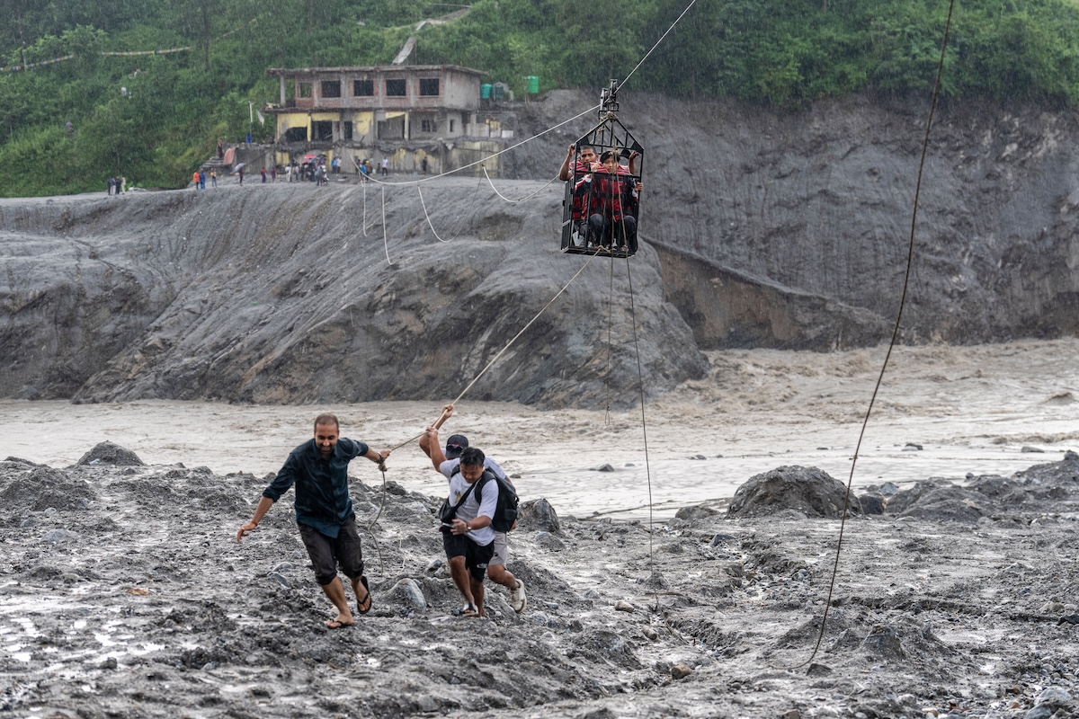 Due lavoratori estratti vivi da un tunnel in Nepal dopo nove giorni dall'esondazione
