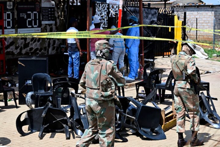 Due sparatorie di massa in Sudafrica causano 27 morti e numerosi feriti