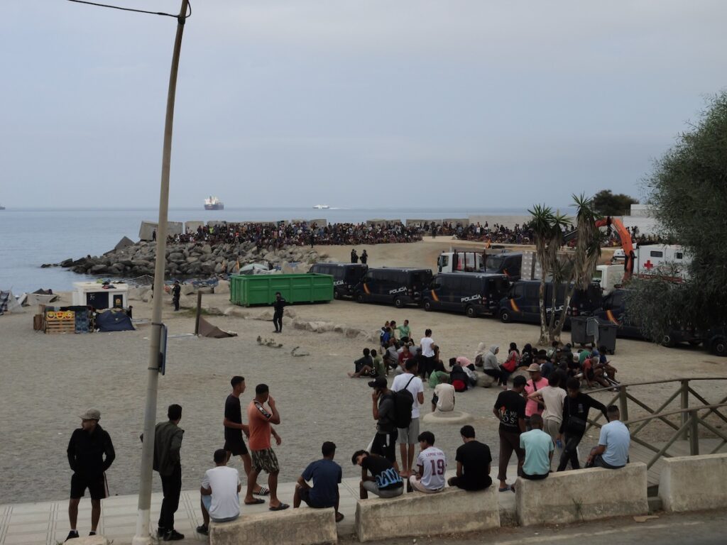 Emergenza a Ceuta: centinaia di migranti in attesa di aiuti mentre le strutture sono insufficienti