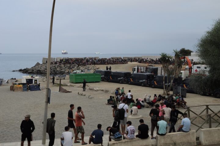 Emergenza a Ceuta: centinaia di migranti in attesa di aiuti mentre le strutture sono insufficienti