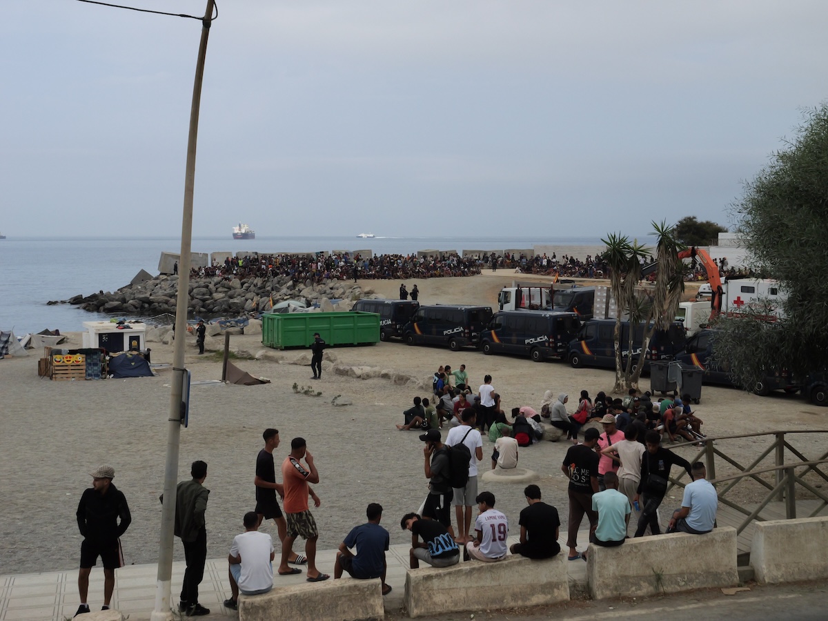 Emergenza a Ceuta: centinaia di migranti in attesa di aiuti mentre le strutture sono insufficienti