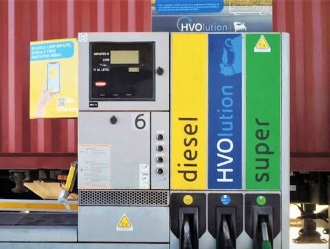 Eni introduce tetto massimo sui carburanti: benzina a 1,99 euro, gasolio a 2,19 euro