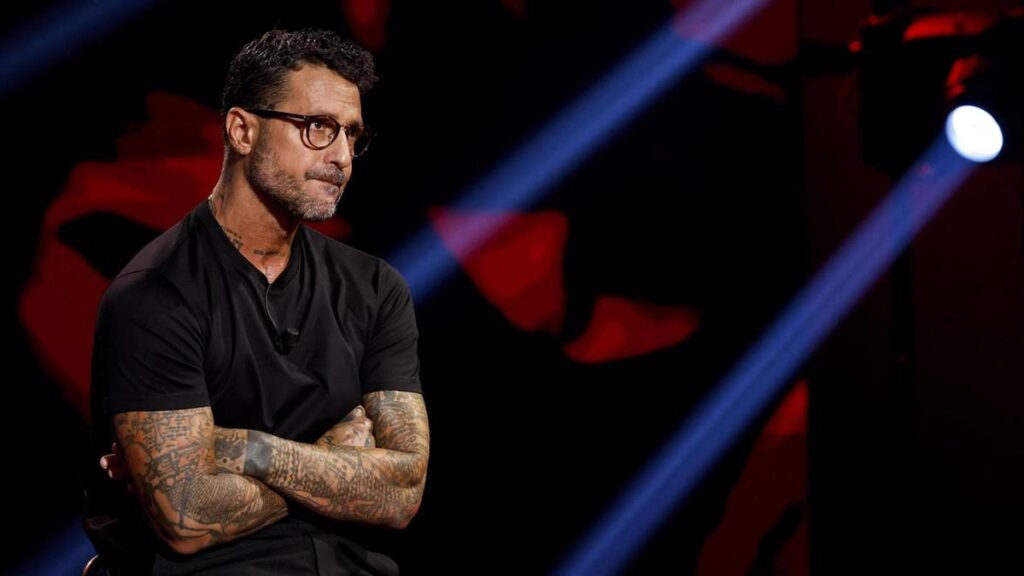 Fabrizio Corona minacciato da giovani: aggressore bloccato dalla polizia a Milano