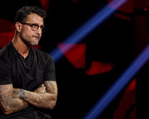 Fabrizio Corona minacciato da giovani: aggressore bloccato dalla polizia a Milano