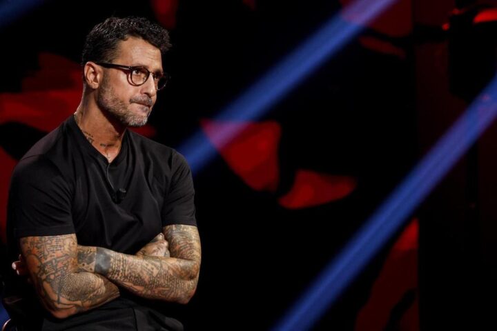Fabrizio Corona minacciato da giovani: aggressore bloccato dalla polizia a Milano