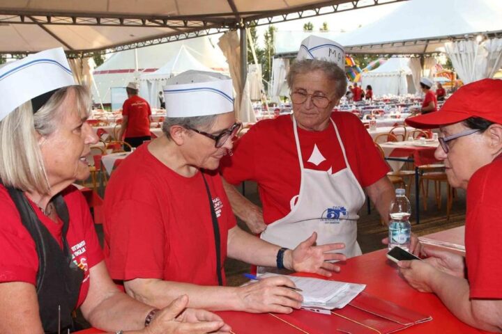 Festa dell’Unità, i volontari chiedono al Pd di pensare al Paese e non alle primarie