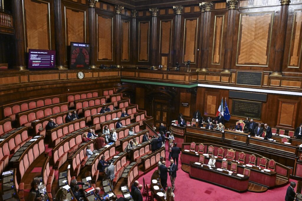 Forza Italia conferma il premio al 42% per la legge elettorale, emergono nuovi emendamenti sulle preferenze nel Senato