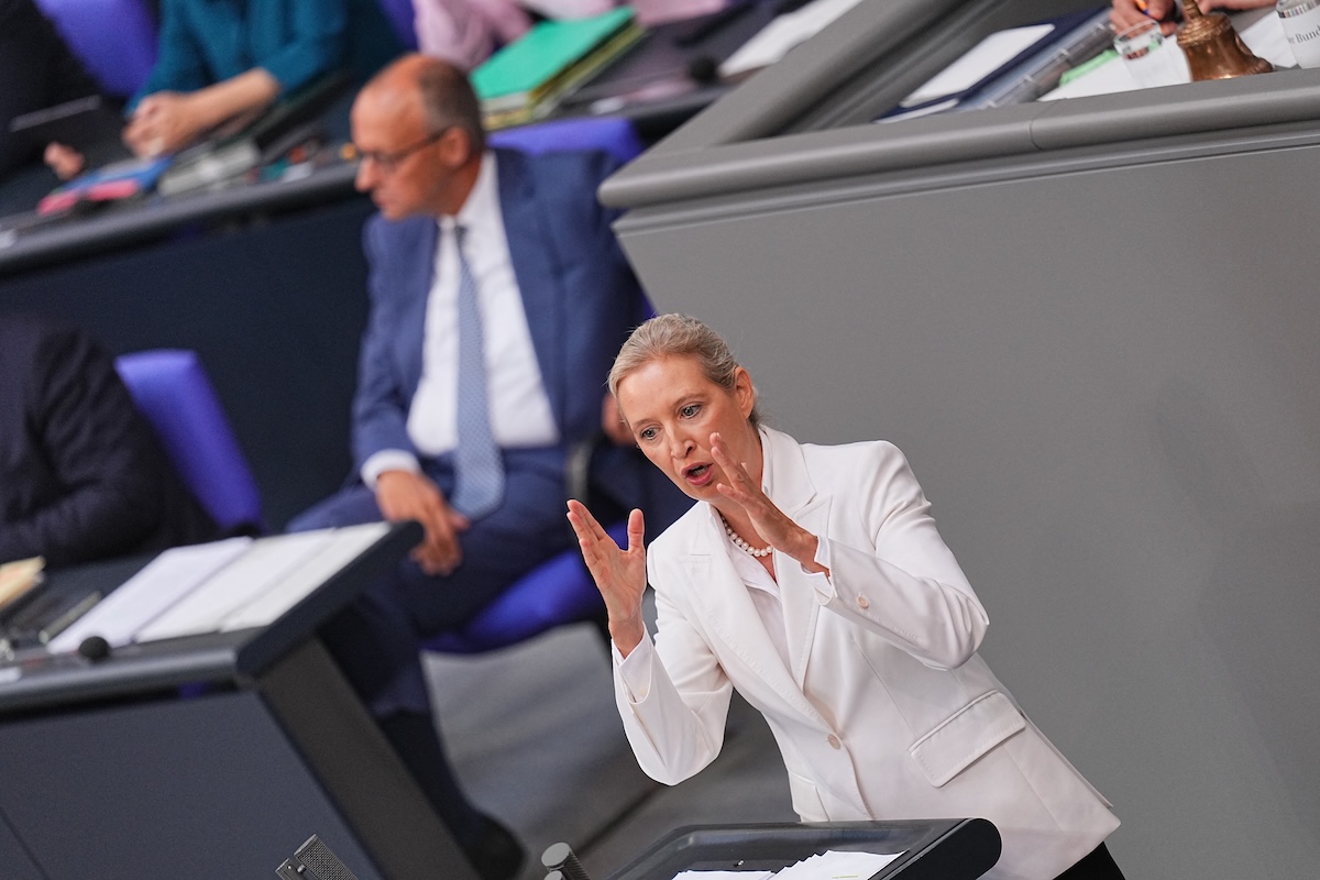 Friedrich Merz affronta una sconfitta elettorale storica e si rifiuta di dimettersi