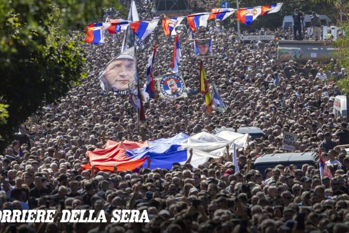 Funerali di Mladic a Belgrado, migliaia di partecipanti sfidano il monito dell'Ue