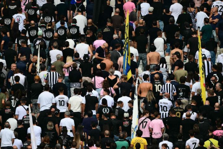 Funerali di Sandro Mazzola: lutto cittadino a Milano e Vedano, ma i tifosi della Juve interrompono il minuto di raccoglimento