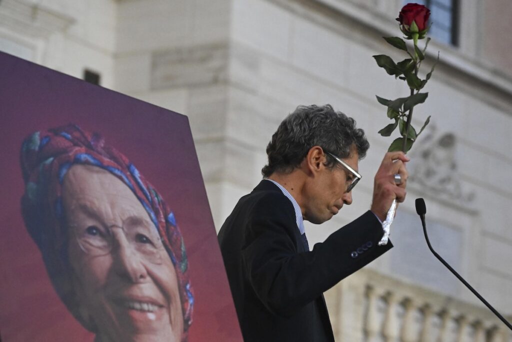 Funerali laici per Emma Bonino, presenza di Mattarella e Meloni alla cerimonia commemorativa