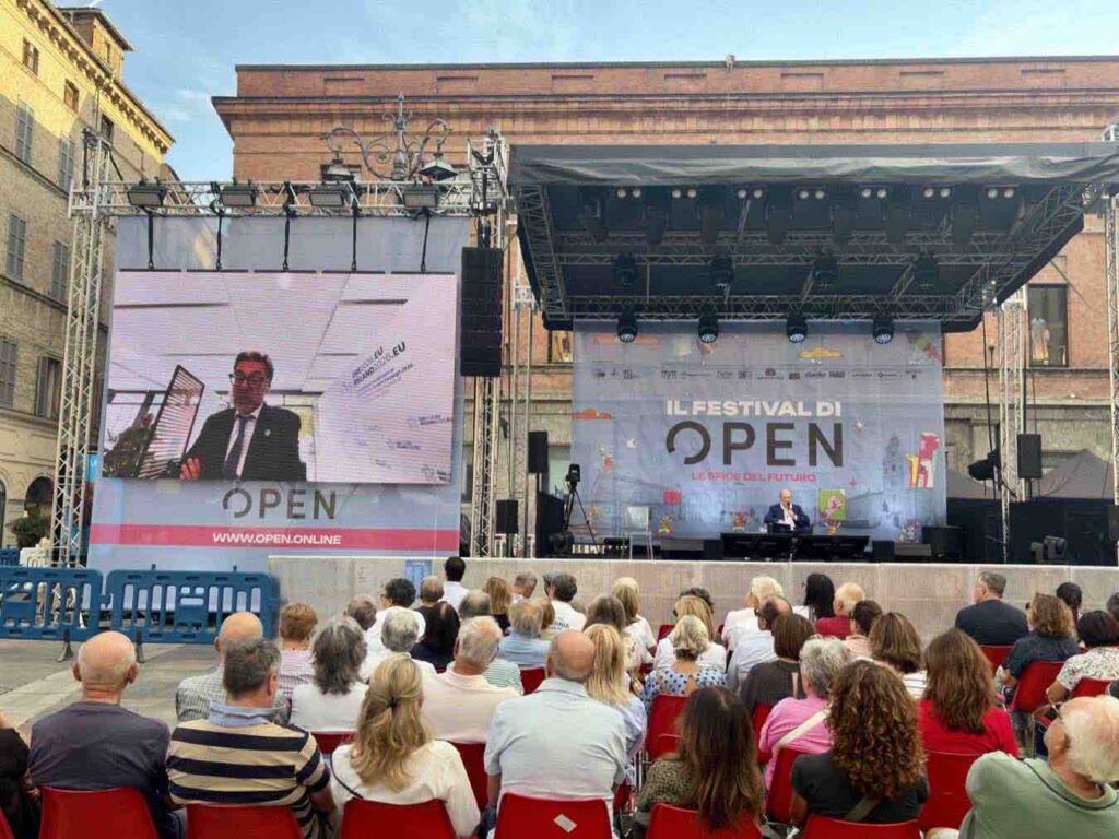 Giorgetti al Festival di Open 2026: «Il taglio del bollo sarà strutturale, ma i tassi di interesse preoccupano»