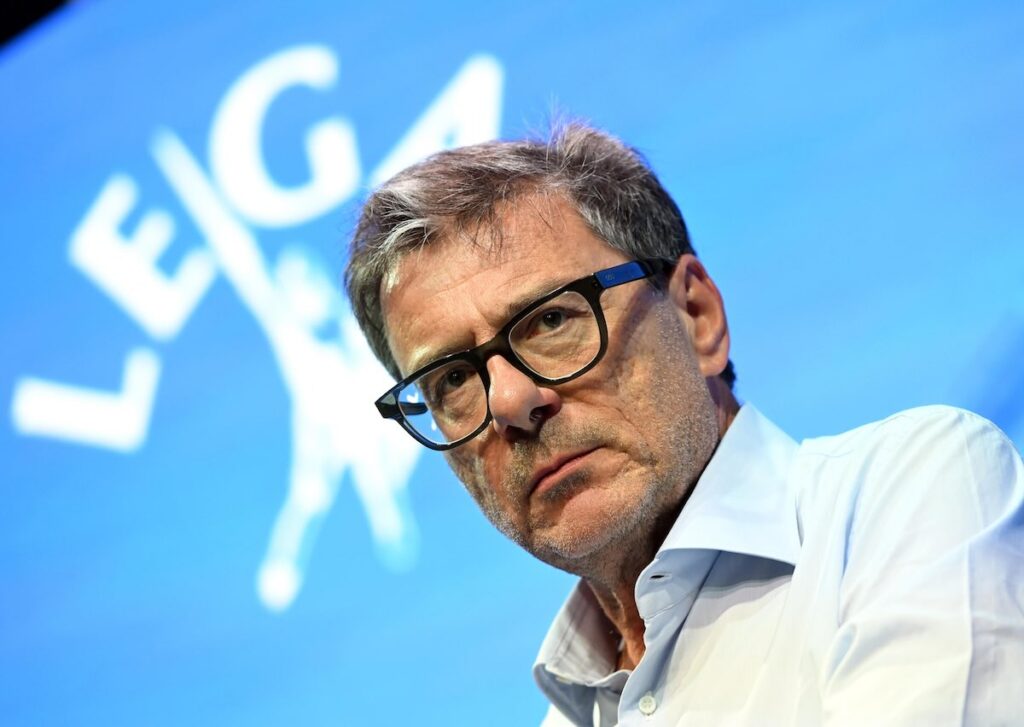 Giorgetti propone flat tax per giovani e pensionamento a 64 anni durante evento della Lega