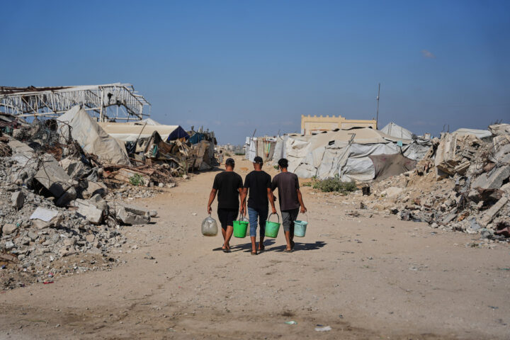 Gli abitanti di Gaza cercano di recuperare documenti di proprietà dopo la devastazione causata dai bombardamenti