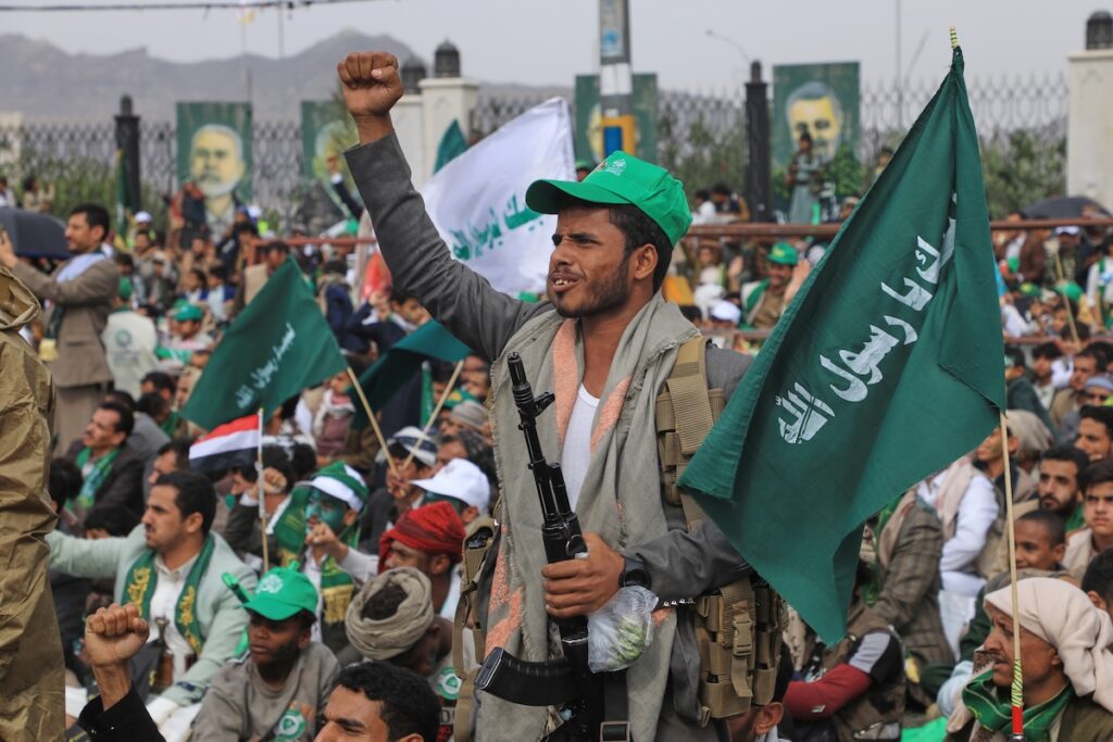 Gli Houthi attaccano quattro città saudite causando oltre 70 feriti e incendi di impianti petroliferi