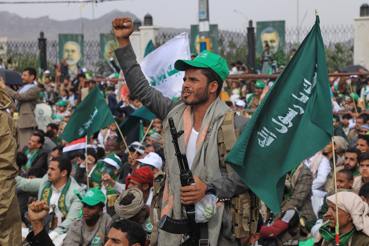 Gli Houthi attaccano quattro città saudite causando oltre 70 feriti e incendi di impianti petroliferi