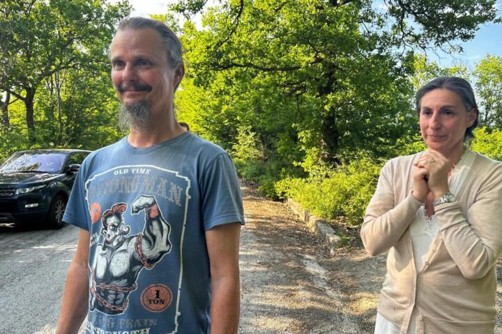I genitori della famiglia nel bosco denunciano la decisione del tribunale e il rischio per la salute dei loro figli