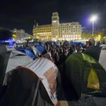 I manifestanti a Madrid continuano la protesta dopo l'approvazione dei decreti sulla casa