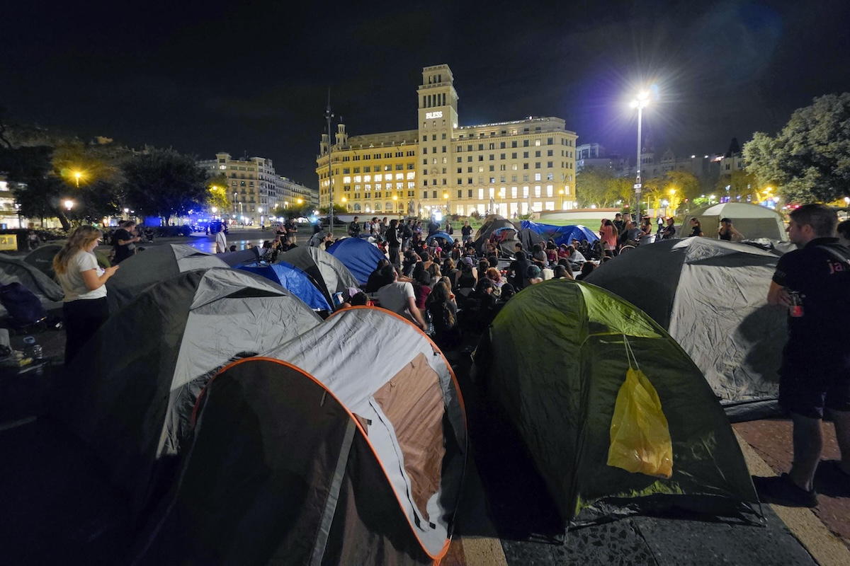 I manifestanti a Madrid continuano la protesta dopo l'approvazione dei decreti sulla casa