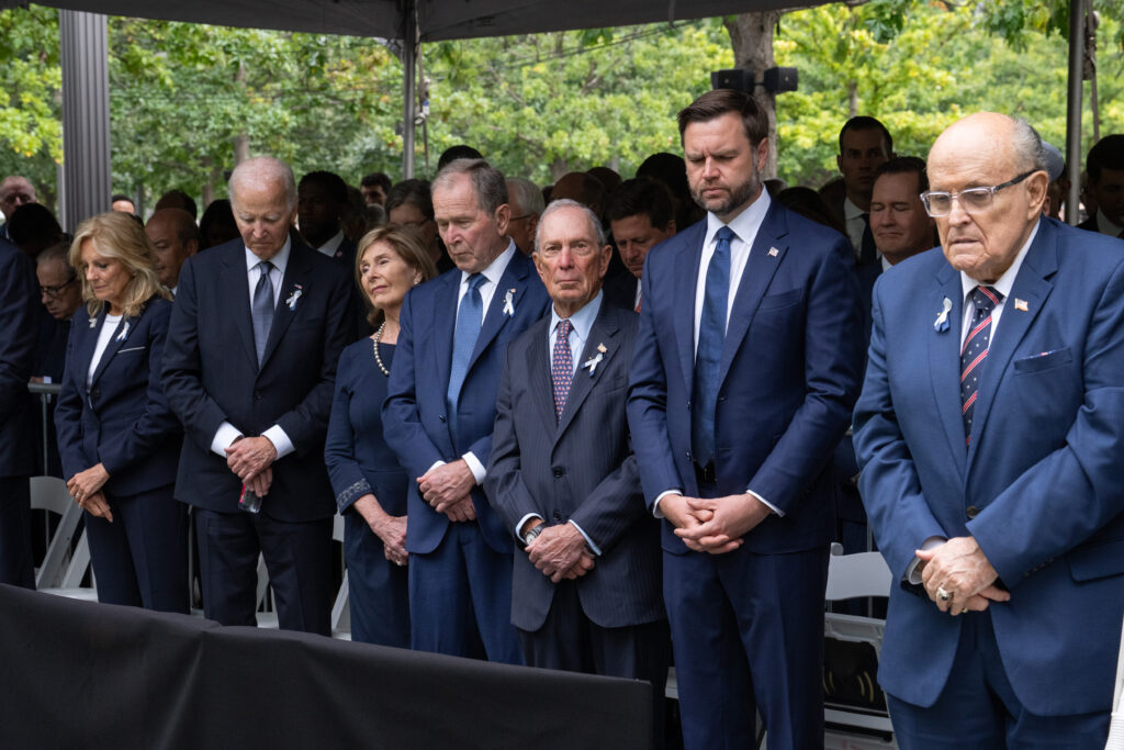 I quattro ex presidenti americani a New York per il 25° anniversario dell'11 settembre, assente Trump che difende la guerra in Iran