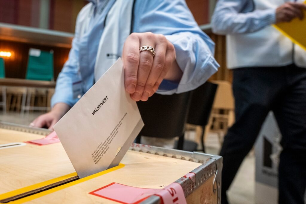 I risultati degli exit poll in Svezia indicano un vantaggio per la coalizione di centrosinistra