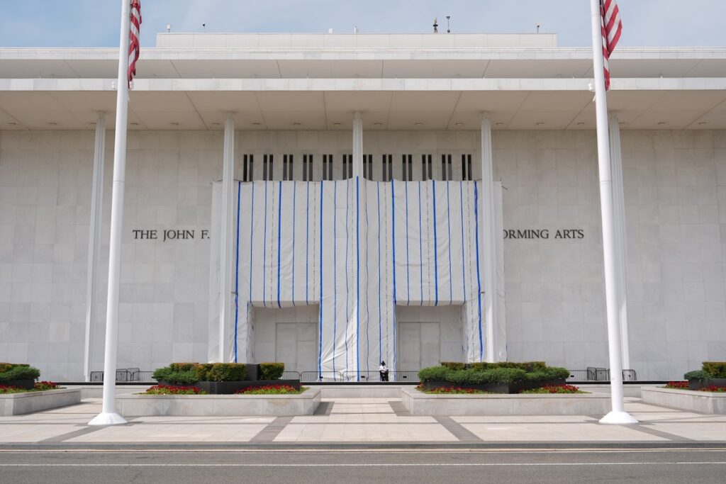Il consiglio di amministrazione del Kennedy Center approva una chiusura di due anni a causa di crisi finanziaria