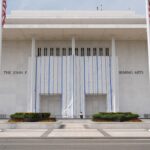 Il consiglio di amministrazione del Kennedy Center approva una chiusura di due anni a causa di crisi finanziaria