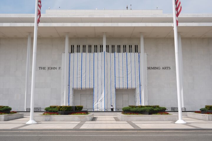 Il consiglio di amministrazione del Kennedy Center approva una chiusura di due anni a causa di crisi finanziaria