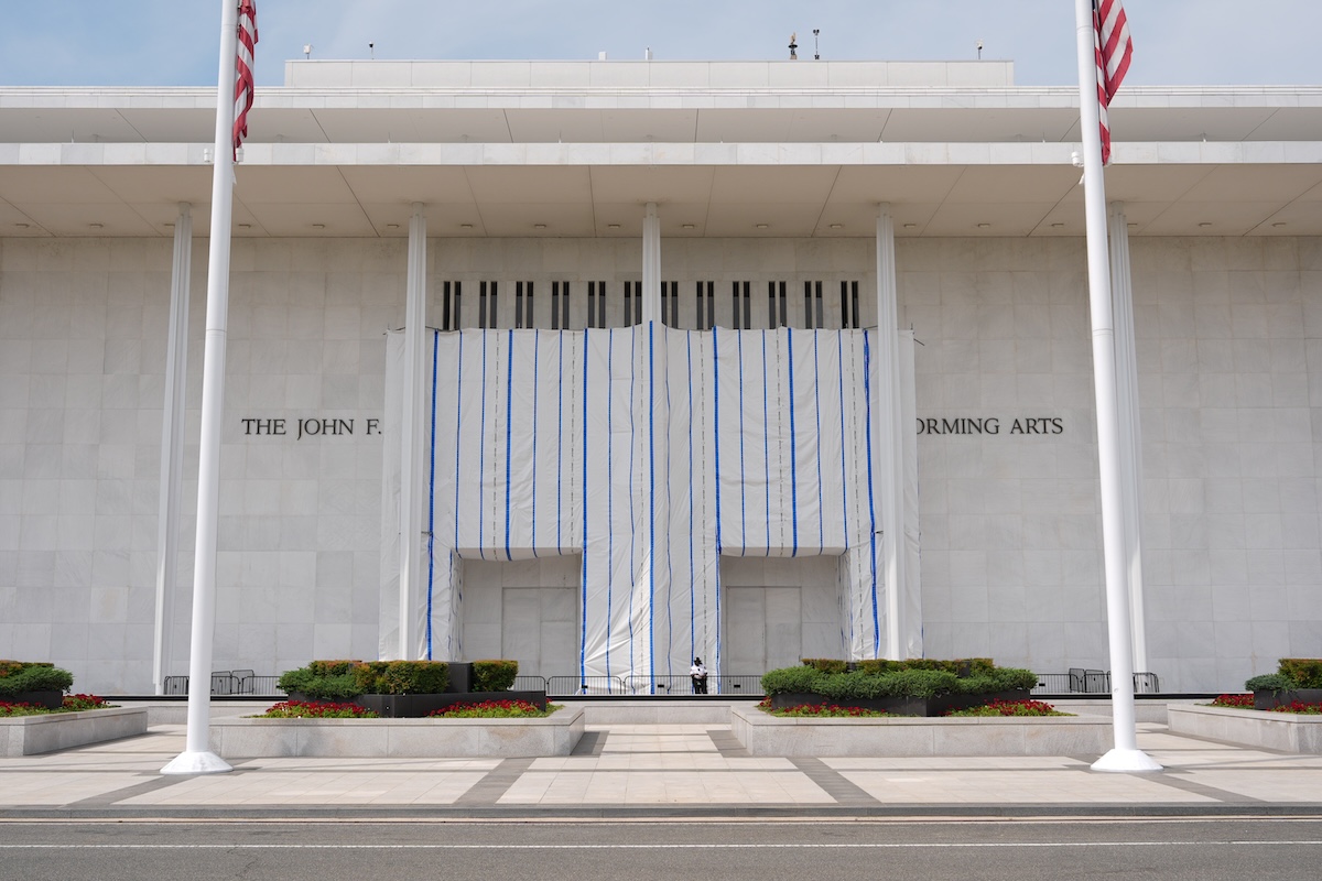 Il consiglio di amministrazione del Kennedy Center approva una chiusura di due anni a causa di crisi finanziaria
